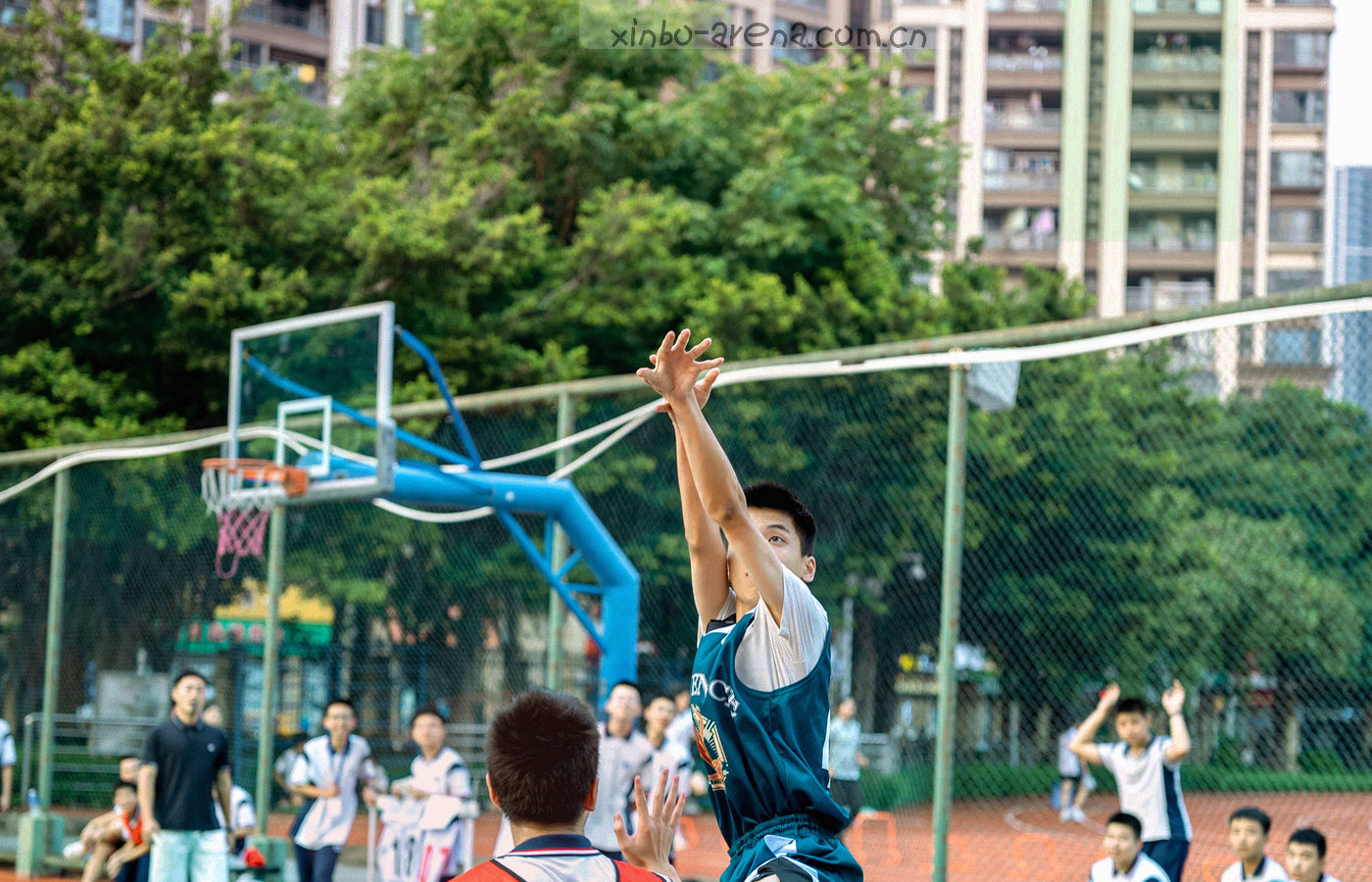 低角度拍摄的球场边线与角旗，夜灯在湿滑地面上形成倒影